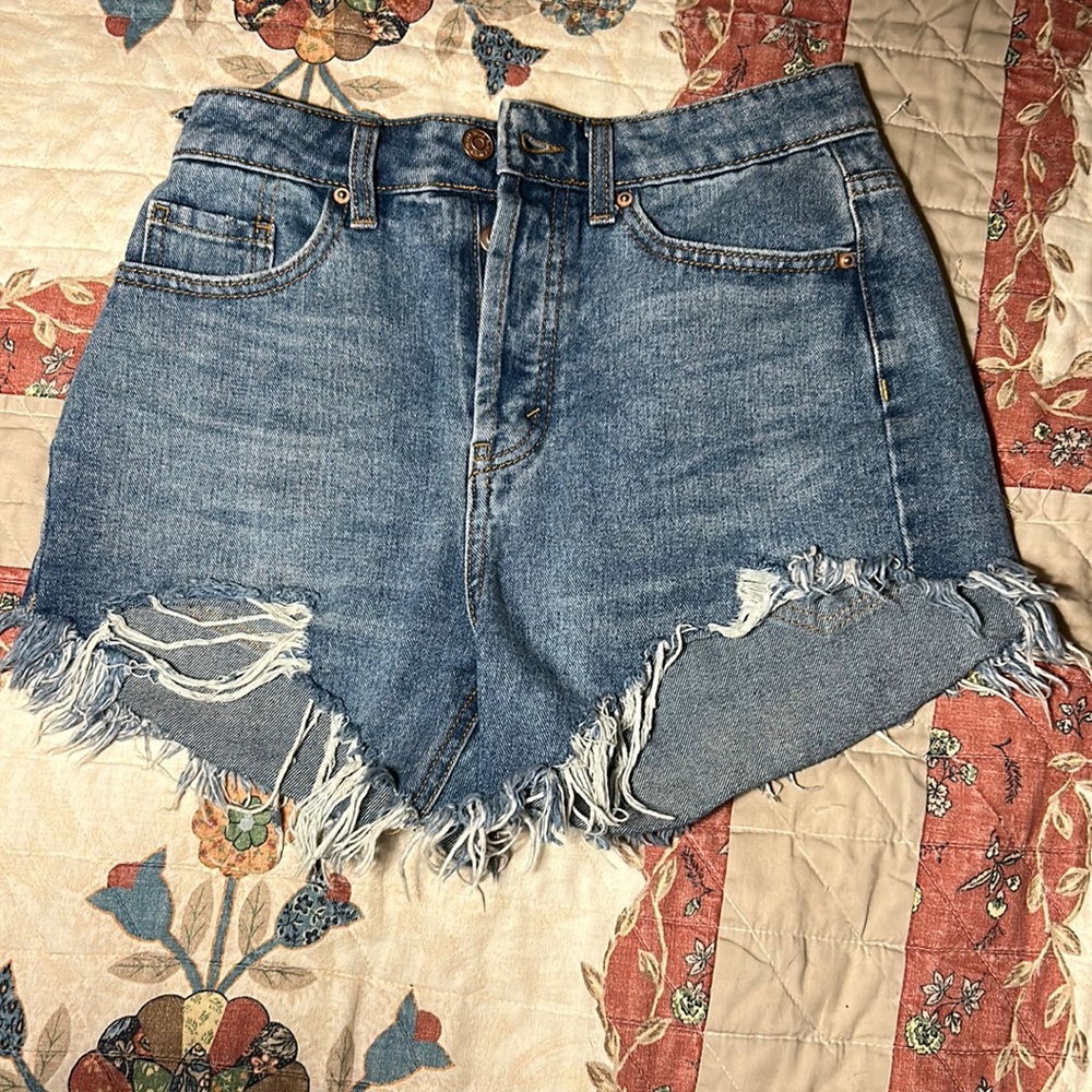 ripped denim shorts<3